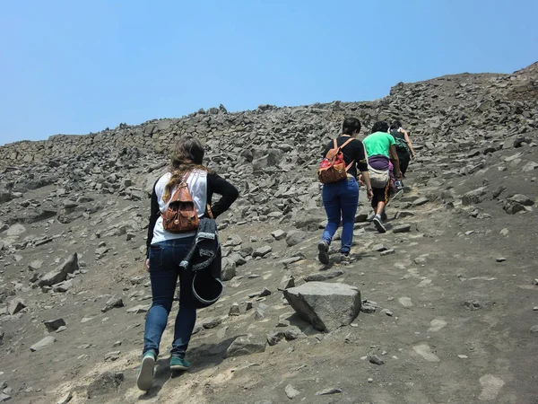 Turistler dağlarda yürüyüşe çıktılar.