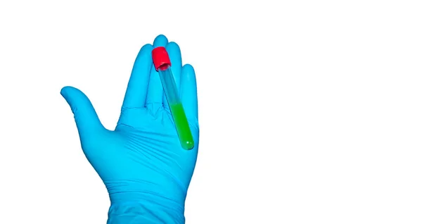 Yeşil tıbbi termometresi olan mavi lastik eldiven.