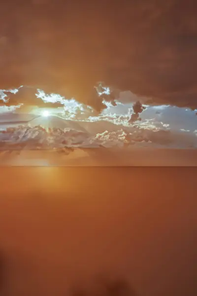 Denizin üzerinde güzel bir gün batımı