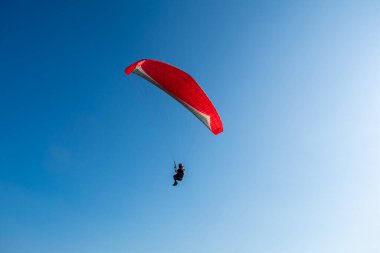 Gökyüzünde uçan paraglider
