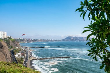 Lima 'da deniz ve dağ manzaralı güzel bir sahil manzarası. peru