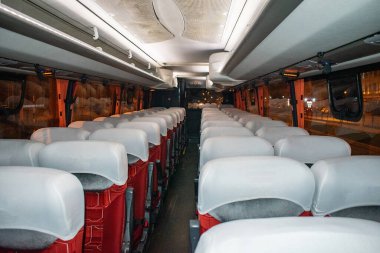 Modern bir otobüsün içi.