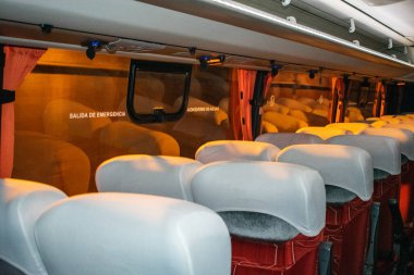 Bir yolcu otobüsünün içinde.