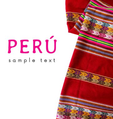 Peru. Beyaz arkaplanda renkli geleneksel İnka Lliclla pelerini