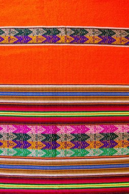 Lliclla - Peru And Dağları 'nda kadınlar tarafından örülmüş geleneksel battaniyeler. Sipariş edilmiş battaniye örneği