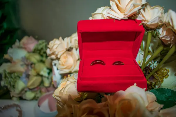 Alyans kırmızı bir yastık üzerine