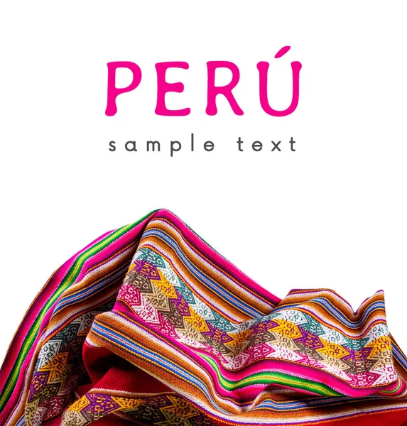 Peru. Beyaz arkaplanda renkli geleneksel İnka Lliclla pelerini