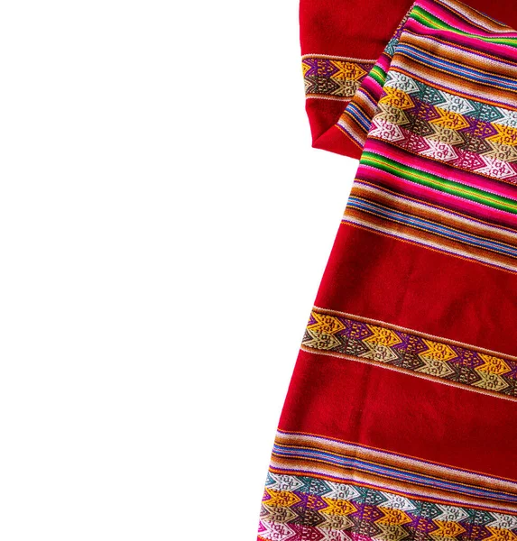 Peru geleneksel battaniyesi - Beyaz arka planda Lliclla