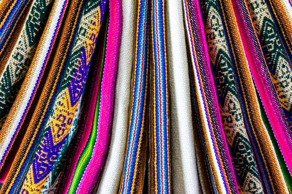 Lliclla - Peru And Dağları 'nda kadınlar tarafından örülmüş geleneksel battaniyeler. Sipariş edilmiş battaniye örneği