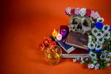 Çiçekler ve mumlarla dolu bir hayat.