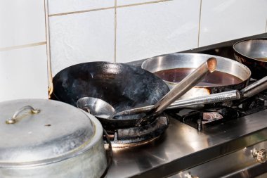 Büyük bir sobası ve tavası olan bir mutfak.