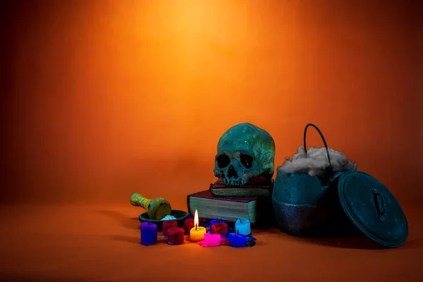 Arka planda bir kafatası ve bir mumla sakin bir hayat.