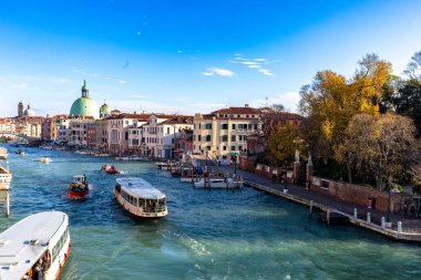 Venedik Büyük Kanalı manzarası. Büyük Kanal, Venedik 'in tarihi merkezini geçen ana kanaldır. Tüm uzunluğu boyunca muhteşem binalarla çevrili olan bu sembol, şehrin sembollerinden biridir..