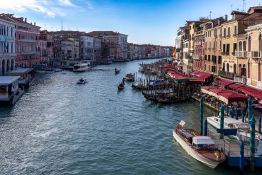 Rialto Köprüsü 'nden Venedik' in görkemli Büyük Kanalı
