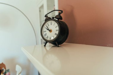 Mükemmel bir çalar saat, antika. Doğrusal ve klasik tasarımı olan bir çalar saat.