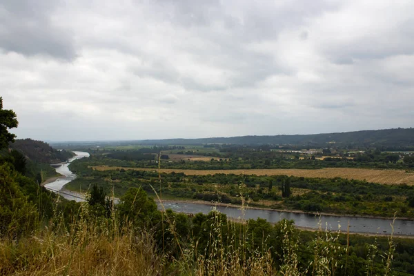 paisaje de un rio en un dia nublado