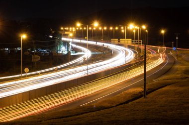 Gece otoyolda trafik ışığı izleri var.