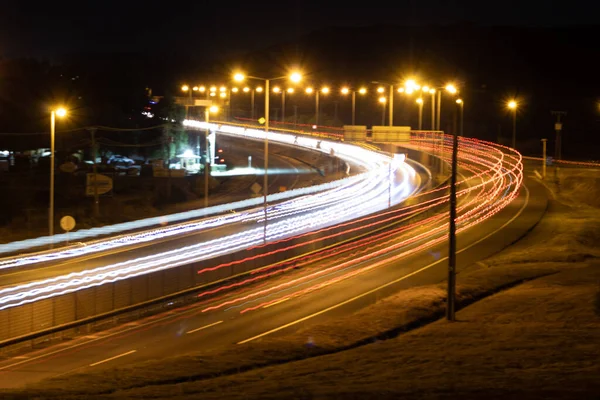 Gece otoyolda trafik ışığı izleri var.