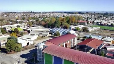 Ufukta okulları, evleri, caddeleri ve rüzgar kuleleri olan bir kasabanın klibi, Los Angeles, Şili, Güney Amerika