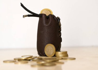 finans kavramı, işletme ve tasarruf, borçlar, bilanço, para birimleri