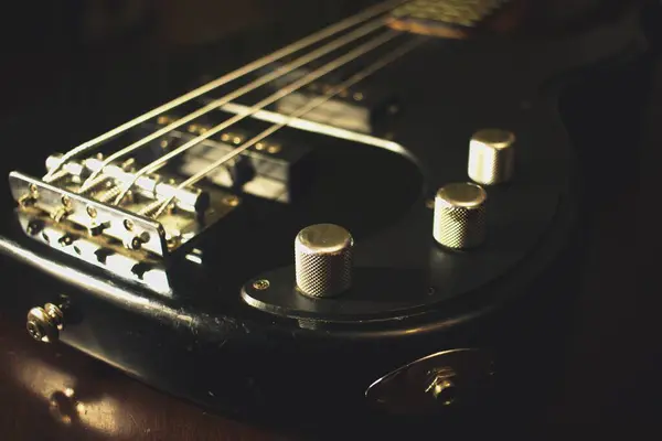 Elektro bas gitar, bir masada, grup konsepti, müzik, konserler, mat renk fotoğrafçılığı