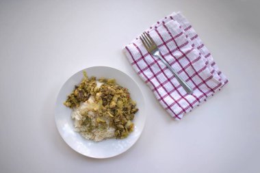 Beyaz arka planda sotelenmiş sebzeli pilav.