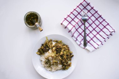 Beyaz arka planda sotelenmiş sebzeli pilav.