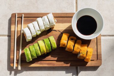 Zirve görünümündeki suşi porsiyonları