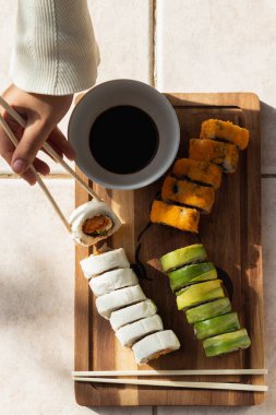 Bir elde suşi, zirve manzarası.