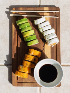 Zirve görünümündeki suşi porsiyonları