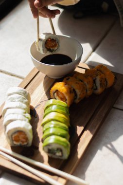 Suşi yiyen tanınmayan biri.