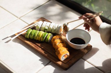 Suşi yiyen tanınmayan biri.