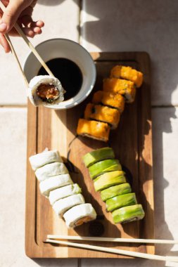 Bir elde suşi, zirve manzarası.