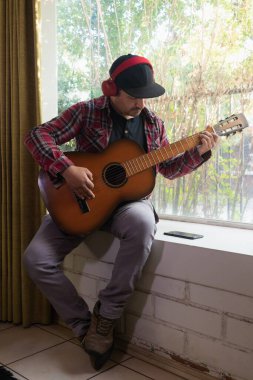 Gitar çalan Latin adam.