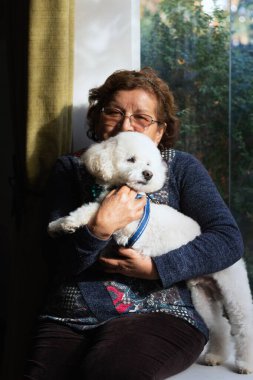 Üçüncü kadın köpeğine sarılıyor.