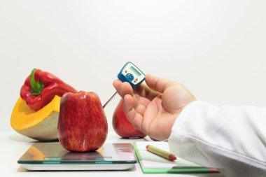 Meyve ve sebzeler üzerinde ağırlık ve sıcaklık kontrolü yapan kişi, gıda güvenliği