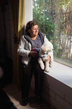 Yaşlı kadın köpeğiyle dinleniyor.