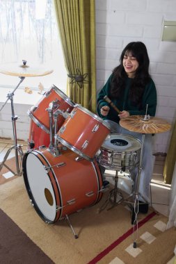 Kadınlar evde davul çalmaktan hoşlanır.