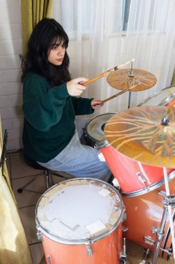 Latin kadın akustik davul çalıyor.