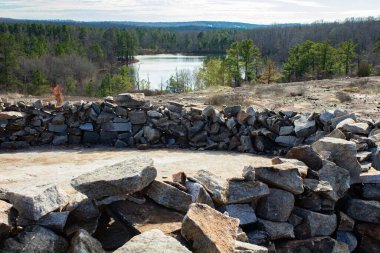 Atlanta, Georgia 'nın arkasında bir göl bulunan granitte taş çemberi. (ABD)