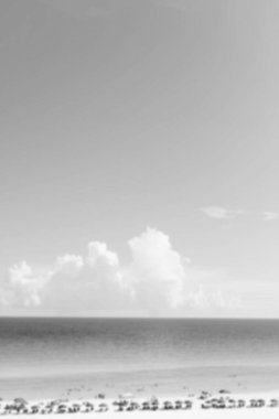 Baground plaj doğasına odaklanmamış.