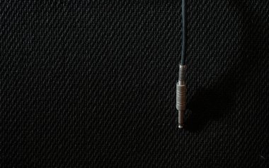 Doğanın ışığı ve gölgesi olan gitarist stüdyoda yükseltici arka planda, boşluğu kopyala.