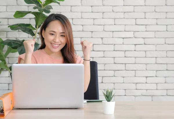 Asiático Jovem Bela Mulher Celebrando Com Computador Portátil Feliz Rosto — Fotografia de Stock