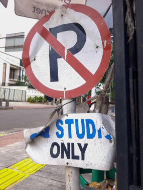 Tüccarın önünde park levhası yok.