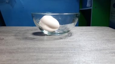 Kaseye birer birer üç yumurta koy.