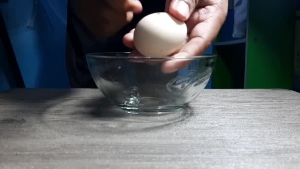 Разбить Яйцо Поместить Прозрачную Стеклянную Чашу Дальнейшей Обработки — стоковое видео