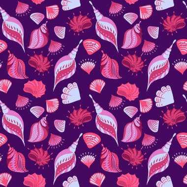 Koyu menekşe bir arka planda renklendirilmiş, kusursuz okyanus kabukları. Vektör el çizildi. Soyut sanatsal yaz deniz baskısı. Tasarımlar için şablon, defter kapağı, ambalaj kağıdı