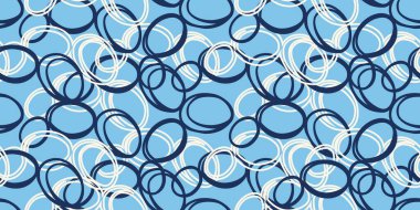Üst üste binen el çizimlerinin kusursuz soyut deseni parlak mavi arka planda beyaz ve deniz tonlarında daireler çiziyor. Modern kumaşlar, ev dekorasyonu, duvar kağıtları ve grafik tasarımı için sade süs.