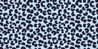 Sade, leopar desenli, siyah lekeli, açık mavi arka planda organik şekilli. Tekstil, moda, dijital duvar kağıtları, yaratıcı markalaşma projeleri için cesur, modern, modaya uygun tasarım
