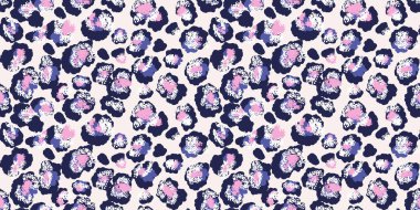 Renkli leopar desenli, soyut pembe ve lacivert lekeli, açık arkaplan mavi tonlu. Moda, tekstil, sanatsal yaratıcı markalaşma projeleri için modern tasarım hayvan baskısı.